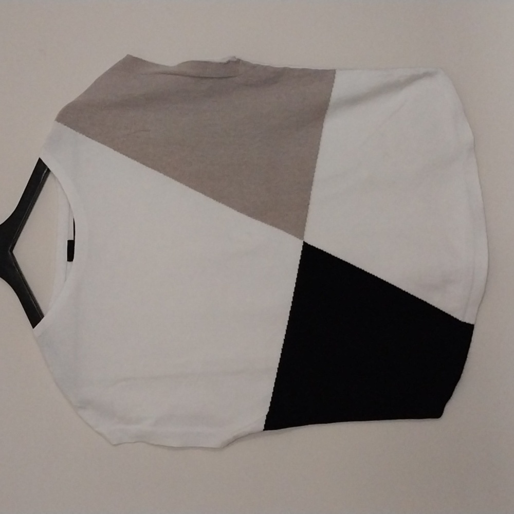 Aaeda sleeveless louse for women sz large
